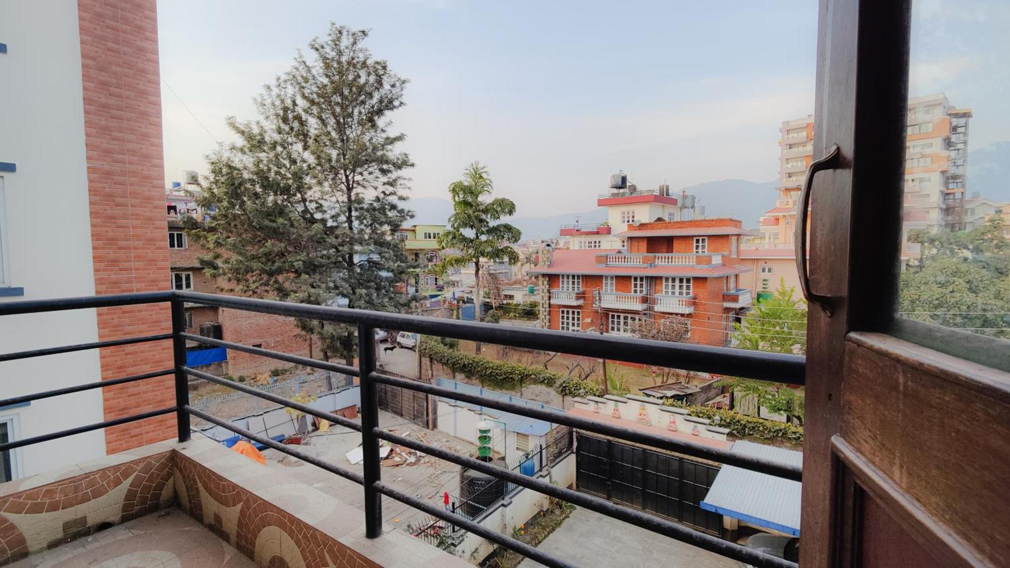 Family Home With Rooftop Access And Mountain View Catmandu Exterior foto