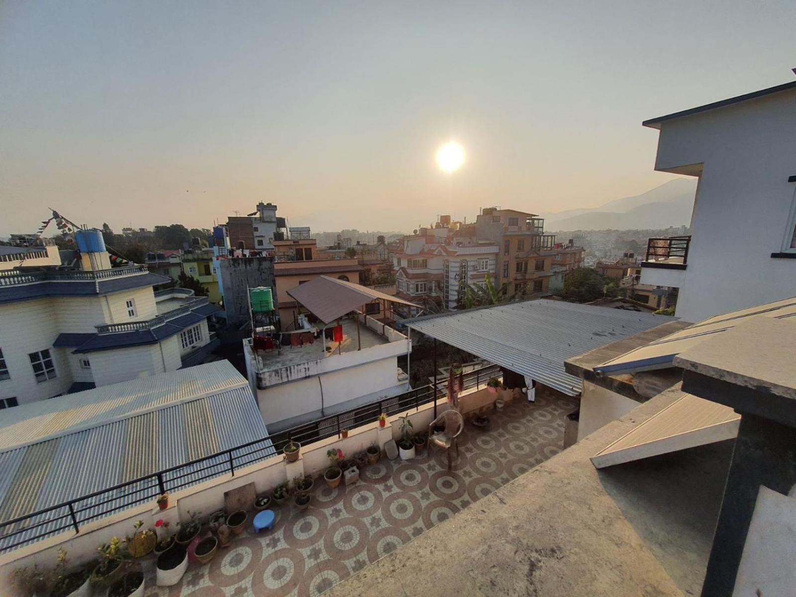 Family Home With Rooftop Access And Mountain View Catmandu Exterior foto