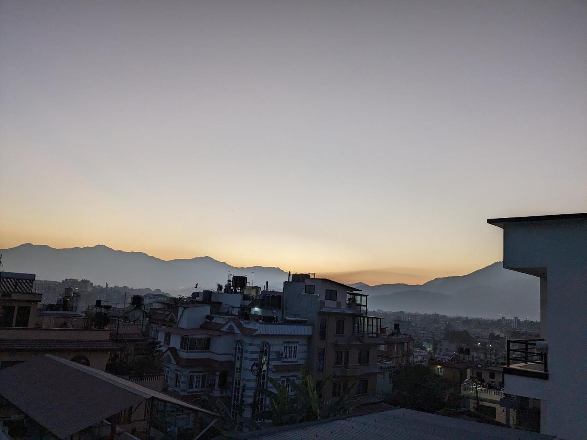Family Home With Rooftop Access And Mountain View Catmandu Exterior foto
